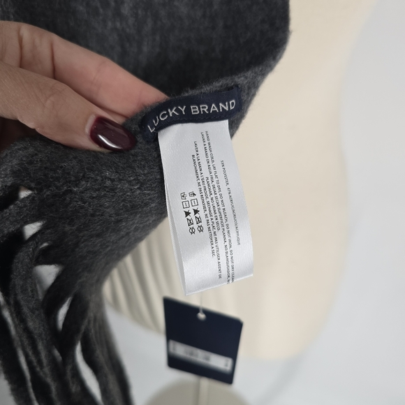 Lucky Brand NEW Thick Grey Fringe Winter Scarf - Picture 2 of 6